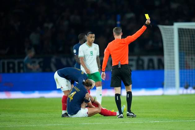 FRANCE VS IRLANDE Glenn Gervot MAXPPP - Paris 07 09 2023 L‚Äôarbitre Urs Schnyder donne un carton jaune apres un faute dur ADRIEN RABIOT (14) (au sol) lors du match de qualification pour L‚ÄôEuro 2024 entre la France et l‚ÄôIrlande. Paris, 07 09 2023; qualifying match for the European Cup 2024. France - Ireland Paris Parc des Princes Paris France  Copyright: xMAXPPPxGlennxGervotx GRV202309083771 GRV202309083771