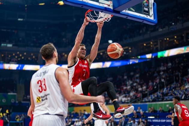 Basketball Manila Pasay 08.09.2023 FIBA Basketball World Cup 2023 Weltmeisterschaft der Männer Halbfinale Serbien (SRB) - Kanada (CAN) Dwight Powell (Kanada, No.07) Nikola Milutinov (Serbien, No.33)