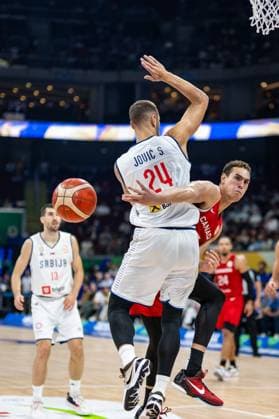 Basketball Manila Pasay 08.09.2023 FIBA Basketball World Cup 2023 Weltmeisterschaft der Männer Halbfinale Serbien (SRB) - Kanada (CAN) Dwight Powell (Kanada, No.07) Stefan Jovic (Serbien, No.24)