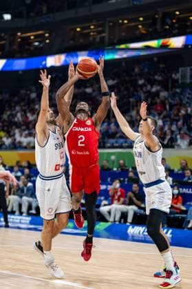 Basketball Manila Pasay 08.09.2023 FIBA Basketball World Cup 2023 Weltmeisterschaft der Männer Halbfinale Serbien (SRB) - Kanada (CAN) Shai Gilgeous-Alexander (Kanada, No.02) Ognjen Dobric (Serbien, No.13) Nikola Jovic (Serbien, No.05)
