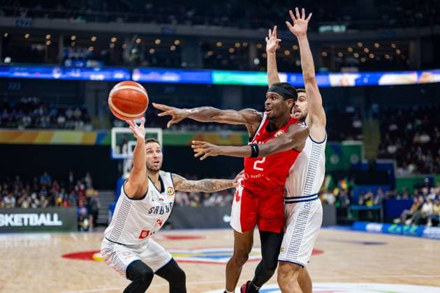 Basketball Manila Pasay 08.09.2023 FIBA Basketball World Cup 2023 Weltmeisterschaft der Männer Halbfinale Serbien (SRB) - Kanada (CAN) Shai Gilgeous-Alexander (Kanada, No.02) Ognjen Dobric (Serbien, No.13) Stefan Jovic (Serbien, No.24)