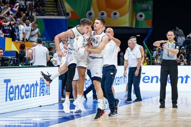 Basketball Manila Pasay 08.09.2023 FIBA Basketball World Cup 2023 Weltmeisterschaft der Männer Halbfinale Serbien (SRB) - Kanada (CAN) Jubel Serbien Bogdan Bogdanovic (Serbien, No.07) Vanja Marinkovic (Serbien, No.09)