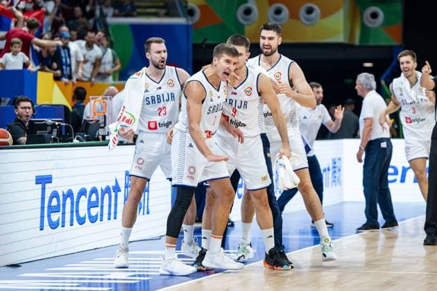 Basketball Manila Pasay 08.09.2023 FIBA Basketball World Cup 2023 Weltmeisterschaft der Männer Halbfinale Serbien (SRB) - Kanada (CAN) Jubel Serbien Bogdan Bogdanovic (Serbien, No.07) Vanja Marinkovic (Serbien, No.09) Marko Guduric (Serbien, No.23)