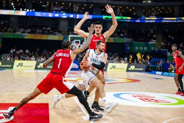 Basketball Manila Pasay 08.09.2023 FIBA Basketball World Cup 2023 Weltmeisterschaft der Männer Halbfinale Serbien (SRB) - Kanada (CAN) Marko Guduric (Serbien, No.23) Zach Edey (Kanada, No.15) Nickeil Alexander-Walker (Kanada, No.01)