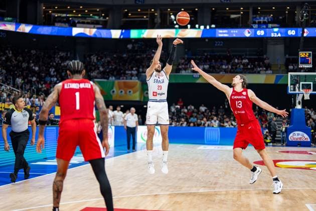 Basketball Manila Pasay 08.09.2023 FIBA Basketball World Cup 2023 Weltmeisterschaft der Männer Halbfinale Serbien (SRB) - Kanada (CAN) Marko Guduric (Serbien, No.23) Kelly Olynyk (Kanada, No.13)