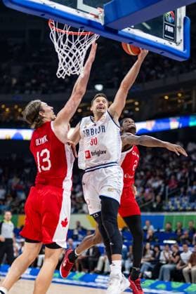 Basketball Manila Pasay 08.09.2023 FIBA Basketball World Cup 2023 Weltmeisterschaft der Männer Halbfinale Serbien (SRB) - Kanada (CAN) Aleksa Avramovic (Serbien, No.30) Kelly Olynyk (Kanada, No.13) Shai Gilgeous-Alexander (Kanada, No.02)