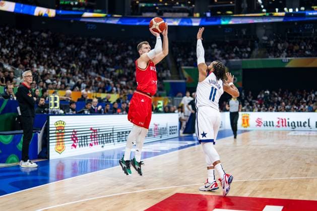 Basketball Manila Pasay 08.09.2023 FIBA Basketball World Cup 2023 Weltmeisterschaft der Männer Halbfinale Vereinigte Staaten von Amerika (USA) - Deutschland (GER) Andreas Obst (Deutschland, No.42) JALEN BRUNSON (USA, No.11)