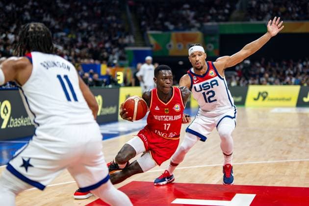 Basketball Manila Pasay 08.09.2023 FIBA Basketball World Cup 2023 Weltmeisterschaft der Männer Halbfinale Vereinigte Staaten von Amerika (USA) - Deutschland (GER) Dennis Schröder Schroeder (Deutschland, No.17) Schröder Schroder JOSH HART (USA, No.12)