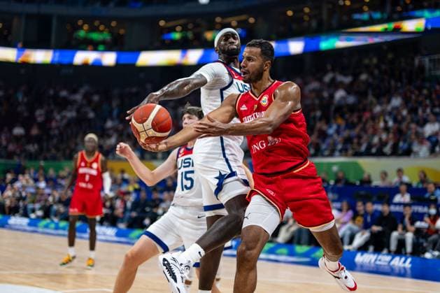 Basketball Manila Pasay 08.09.2023 FIBA Basketball World Cup 2023 Weltmeisterschaft der Männer Halbfinale Vereinigte Staaten von Amerika (USA) - Deutschland (GER) Johannes Thiemann (Deutschland, No.32) BOBBY PORTIS JR (USA, No.09)