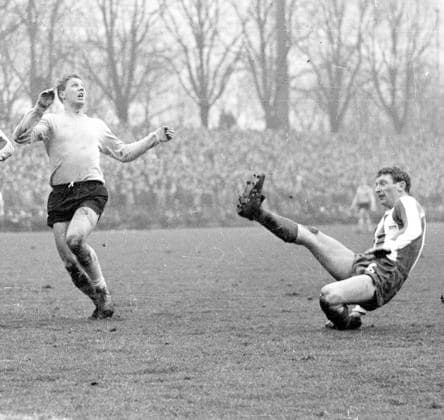 Borussia Dortmund - Hertha BSC Berlin 6:3 23.01.1965 rechts Uwe Klimaschefski in Aktion *** Borussia Dortmund Hertha BSC Berlin 6 3 23 01 1965 right Uwe Klimaschefski in action HM