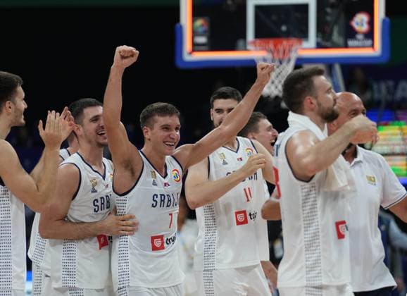 Sport Bilder des Tages (230908) -- MANILA, Sept. 8, 2023 -- Serbia s Bogdan Bogdanovic (3rd L) celebrates with teammates after winning the semifinal between Serbia and Canada at the 2023 FIBA World Cup in Manila, the Philippines, Sept. 8, 2023. ) (SP)PHILIPPINES-MANILA-BASKETBALL-FIBA WORLD CUP-SEMIFINAL-SRB VS CAN MengxYongmin 