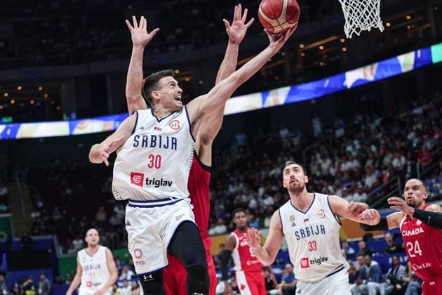 Sport Themen der Woche KW36 (230908) -- MANILA, Sept. 8, 2023 -- Serbia s Aleksa Avramovic (front) goes for a lay-up during the semifinal between Serbia and Canada at the 2023 FIBA World Cup in Manila, the Philippines, Sept. 8, 2023. ) (SP)PHILIPPINES-MANILA-BASKETBALL-FIBA WORLD CUP-SEMIFINAL-SRB VS CAN WuxZhuang 