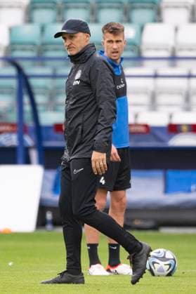 TALLIN 20230908 Estlands förbundskapten Thomas Häberli och landslagsspelare Mattias Käit inför morgondagens EM-kvalmatch mot Sverige. TALLIN ESTLAND x10060x