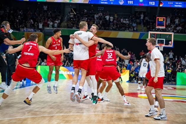 Basketball Manila Pasay 08.09.2023 FIBA Basketball World Cup 2023 Weltmeisterschaft der Männer Halbfinale Vereinigte Staaten von Amerika (USA) - Deutschland (GER) Deutschland gewinnt und steht im Finale Johannes Voigtmann (Deutschland, No.07) Maodo Lo (Deutschland, No.04) Nils Giffey (Deutschland, No.05) Andreas Obst (Deutschland, No.42) Johannes Thiemann (Deutschland, No.32) Justus Hollatz (Deutschland, No.21) Jubel