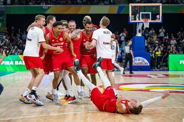 Sport Bilder des Tages Basketball Manila Pasay 08.09.2023 FIBA Basketball World Cup 2023 Weltmeisterschaft der Männer Halbfinale Vereinigte Staaten von Amerika (USA) - Deutschland (GER) Deutschland gewinnt und steht im Finale Andreas Obst (Deutschland, No.42) am Boden Nils Giffey (Deutschland, No.05) Maodo Lo (Deutschland, No.04) Daniel Theis (Deutschland, No.10) Johannes Thiemann (Deutschland, No.32) Justus Hollatz (Deutschland, No.21) und andere Jubel