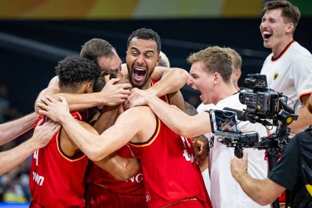 Sport Bilder des Tages Basketball Manila Pasay 08.09.2023 FIBA Basketball World Cup 2023 Weltmeisterschaft der Männer Halbfinale Vereinigte Staaten von Amerika (USA) - Deutschland (GER) Deutschland gewinnt und steht im Finale Johannes Thiemann (Deutschland, No.32) Justus Hollatz (Deutschland, No.21) und andere Jubel