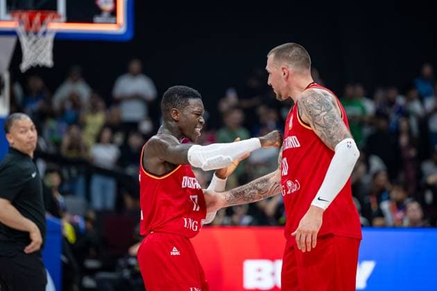 Basketball Manila Pasay 08.09.2023 FIBA Basketball World Cup 2023 Weltmeisterschaft der Männer Halbfinale Vereinigte Staaten von Amerika (USA) - Deutschland (GER) Deutschland gewinnt und steht im Finale Dennis Schröder Schroeder (Deutschland, No.17) Schröder Schroder Daniel Theis (Deutschland, No.10) und andere Jubel