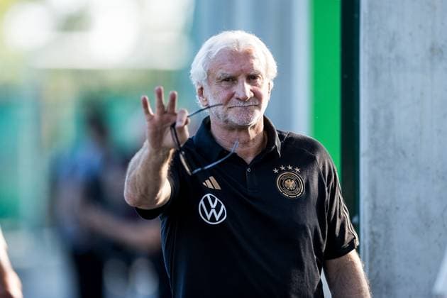 Sport Bilder des Tages DFB Nationalmannschaft Herren Abschlusstraining; 08.09.2023 Rudi Voeller (DFB Direktor A-Nationalmannschaft) winkt DFB Nationalmannschaft Herren Abschlusstraining,Wolfsburg, VfL Wolfsburg Trainingsgelaende am 08.09.2023 DFB REGULATIONS PROHIBIT ANY USE OF PHOTOGRAPHS AS IMAGE SEQUENCES AND OR QUASI-VIDEO. Copyright: xBEAUTIFULxSPORTS Wunderlx