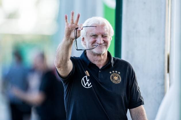 DFB Nationalmannschaft Herren Abschlusstraining; 08.09.2023 Rudi Voeller (DFB Direktor A-Nationalmannschaft) winkt lachend und zwinkert DFB Nationalmannschaft Herren Abschlusstraining,Wolfsburg, VfL Wolfsburg Trainingsgelaende am 08.09.2023 DFB REGULATIONS PROHIBIT ANY USE OF PHOTOGRAPHS AS IMAGE SEQUENCES AND OR QUASI-VIDEO. Copyright: xBEAUTIFULxSPORTS Wunderlx