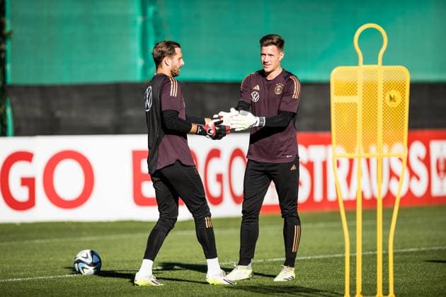 DFB Nationalmannschaft Herren Abschlusstraining; 08.09.2023 Oliver Baumann (Deutschland) und Marc-Andre ter Stegen (Deutschland) praeparieren ihre Handschuhe DFB Nationalmannschaft Herren Abschlusstraining,Wolfsburg, VfL Wolfsburg Trainingsgelaende am 08.09.2023 DFB REGULATIONS PROHIBIT ANY USE OF PHOTOGRAPHS AS IMAGE SEQUENCES AND OR QUASI-VIDEO. Copyright: xBEAUTIFULxSPORTS Wunderlx
