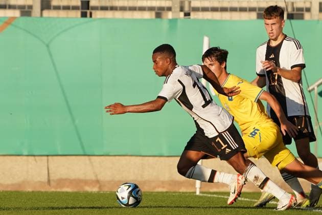 Youssoufa Moukoko (Deutschland U21, U 21 und Brajan Gruda (Deutschland U21) gegen Ivan Losenko (Ukraine) - 08.09.2023: Deutschland U21 vs. Ukraine U21, Ludwigsparkstadion Saarbrücken, Freundschaftsspiel,