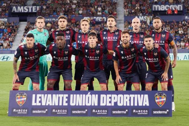LaLiga Hypermotion, Levante UD vs Espanyol de Barcelona VALENCIA, SPAIN - SEPTEMBER 8: The Levante UD team line up, Mannschaftsbild, Totale for a photo prior to kick off the LaLiga Hypermotion match between Levante UD and Espanyol de Barcelona at Ciutat de Valencia Stadium on September 8, 2023 in Valencia, Spain. (Photo by Photo Players Images) Valencia Estadio Ciutat de Valencia Valencia Spain Copyright: xJosexTorresx xPhotoxPlayersxImagesx