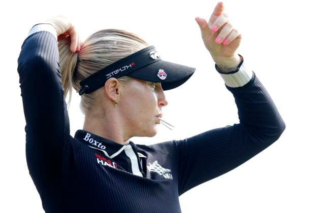 CINCINNATI, OH - SEPTEMBER 08: LPGA, Golf Damen golfer Charley Hull fixes her hair while on the 13th tee during the second round of the Kroger Queen City Championship at the Kenwood Country Club in Cincinnati, Ohio. (Photo by Brian Spurlock Icon Sportswire) GOLF: SEP 08 LPGA Kroger Queen City Championship EDITORIAL USE ONLY Icon230908048