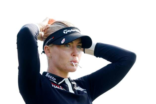 CINCINNATI, OH - SEPTEMBER 08: LPGA, Golf Damen golfer Charley Hull fixes her hair while on the 13th tee during the second round of the Kroger Queen City Championship at the Kenwood Country Club in Cincinnati, Ohio. (Photo by Brian Spurlock Icon Sportswire) GOLF: SEP 08 LPGA Kroger Queen City Championship EDITORIAL USE ONLY Icon230908049