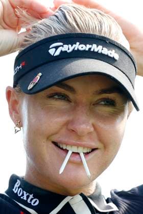 CINCINNATI, OH - SEPTEMBER 08: LPGA, Golf Damen golfer Charley Hull fixes her hair while on the 13th tee during the second round of the Kroger Queen City Championship at the Kenwood Country Club in Cincinnati, Ohio. (Photo by Brian Spurlock Icon Sportswire) GOLF: SEP 08 LPGA Kroger Queen City Championship EDITORIAL USE ONLY Icon230908052