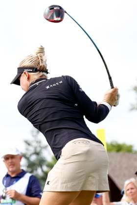 CINCINNATI, OH - SEPTEMBER 08: LPGA, Golf Damen golfer Charley Hull plays her tee shot on the 10th hole during the second round of the Kroger Queen City Championship on September 08, 2023, at the Kenwood Country Club in Cincinnati, Ohio. (Photo by Brian Spurlock Icon Sportswire) GOLF: SEP 08 LPGA Kroger Queen City Championship EDITORIAL USE ONLY Icon230908072