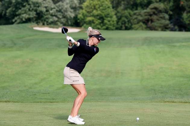 CINCINNATI, OH - SEPTEMBER 08: LPGA, Golf Damen golfer Charley Hull plays her tee shot on the 12th hole during the second round of the Kroger Queen City Championship on September 08, 2023, at the Kenwood Country Club in Cincinnati, Ohio. (Photo by Brian Spurlock Icon Sportswire) GOLF: SEP 08 LPGA Kroger Queen City Championship EDITORIAL USE ONLY Icon230908079