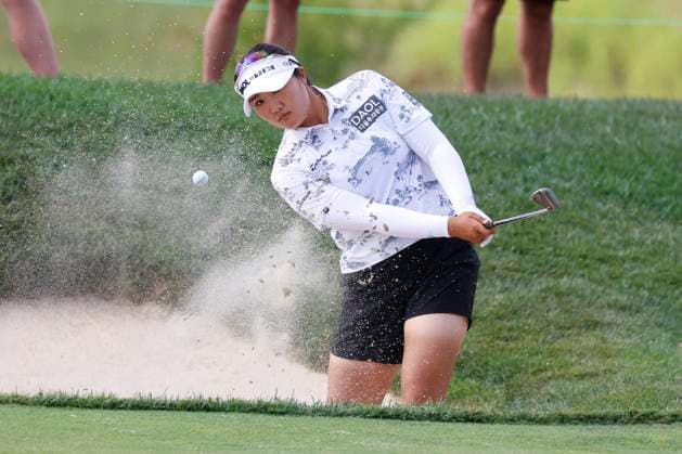 CINCINNATI, OH - SEPTEMBER 08: LPGA, Golf Damen golfer Hae Ran Ryu hits out of a bunker on the 11th hole during the second round of the Kroger Queen City Championship at the Kenwood Country Club in Cincinnati, Ohio. (Photo by Brian Spurlock Icon Sportswire) GOLF: SEP 08 LPGA Kroger Queen City Championship EDITORIAL USE ONLY Icon230908086