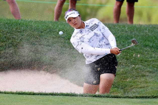 CINCINNATI, OH - SEPTEMBER 08: LPGA, Golf Damen golfer Hae Ran Ryu hits out of a bunker on the 11th hole during the second round of the Kroger Queen City Championship at the Kenwood Country Club in Cincinnati, Ohio. (Photo by Brian Spurlock Icon Sportswire) GOLF: SEP 08 LPGA Kroger Queen City Championship EDITORIAL USE ONLY Icon230908087
