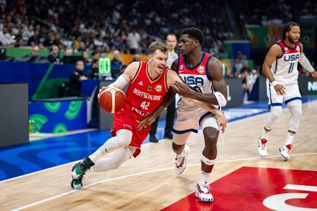 Basketball Manila Pasay 08.09.2023 FIBA Basketball World Cup 2023 Weltmeisterschaft der Männer Halbfinale Vereinigte Staaten von Amerika (USA) - Deutschland (GER) Andreas Obst (Deutschland, No.42) ANTHONY EDWARDS (USA, No.10)