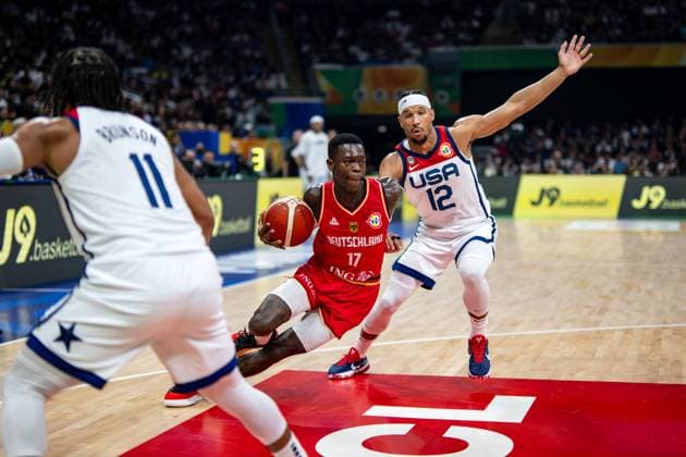 Basketball Manila Pasay 08.09.2023 FIBA Basketball World Cup 2023 Weltmeisterschaft der Männer Halbfinale Vereinigte Staaten von Amerika (USA) - Deutschland (GER) Dennis Schröder Schroeder (Deutschland, No.17) Schröder Schroder JOSH HART (USA, No.12)