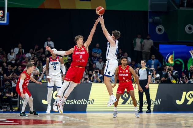 Basketball Manila Pasay 08.09.2023 FIBA Basketball World Cup 2023 Weltmeisterschaft der Männer Halbfinale Vereinigte Staaten von Amerika (USA) - Deutschland (GER) AUSTIN REAVES (USA, No.15) Moritz Wagner (Deutschland, No.13)