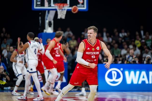 Basketball Manila Pasay 08.09.2023 FIBA Basketball World Cup 2023 Weltmeisterschaft der Männer Halbfinale Vereinigte Staaten von Amerika (USA) - Deutschland (GER) Andreas Obst (Deutschland, No.42) Jubel