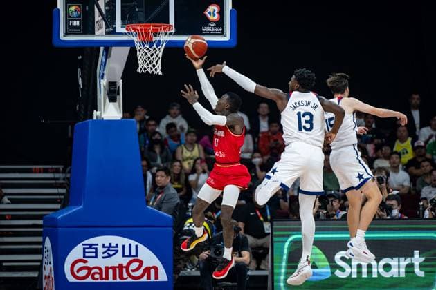 Basketball Manila Pasay 08.09.2023 FIBA Basketball World Cup 2023 Weltmeisterschaft der Männer Halbfinale Vereinigte Staaten von Amerika (USA) - Deutschland (GER) Dennis Schröder Schroeder (Deutschland, No.17) Schröder Schroder JAREN JACKSON JR (USA, No.13) AUSTIN REAVES (USA, No.15)