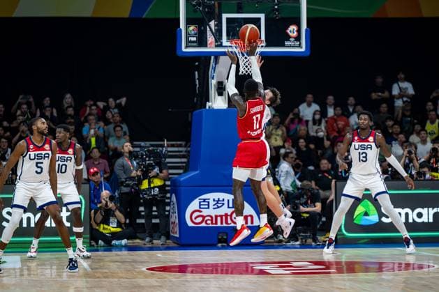 Basketball Manila Pasay 08.09.2023 FIBA Basketball World Cup 2023 Weltmeisterschaft der Männer Halbfinale Vereinigte Staaten von Amerika (USA) - Deutschland (GER) Dennis Schröder Schroeder (Deutschland, No.17) Schröder Schroder AUSTIN REAVES (USA, No.15)