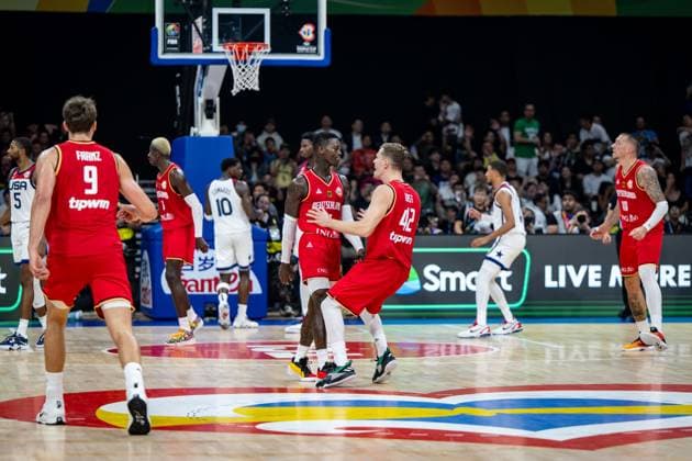 Basketball Manila Pasay 08.09.2023 FIBA Basketball World Cup 2023 Weltmeisterschaft der Männer Halbfinale Vereinigte Staaten von Amerika (USA) - Deutschland (GER) Dennis Schröder Schroeder (Deutschland, No.17) Schröder Schroder Andreas Obst (Deutschland, No.42) Jubel