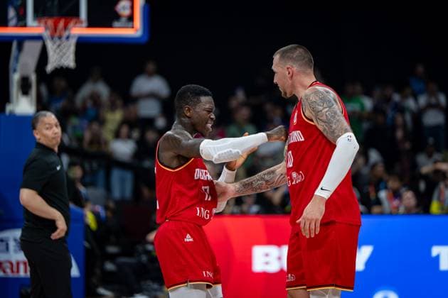 Basketball Manila Pasay 08.09.2023 FIBA Basketball World Cup 2023 Weltmeisterschaft der Männer Halbfinale Vereinigte Staaten von Amerika (USA) - Deutschland (GER) Deutschland gewinnt mit 113 - 111 und zieht ins Finale der WM ein Jubel nach dem Spiel Dennis Schröder Schroeder (Deutschland, No.17) Schröder Schroder Daniel Theis (Deutschland, No.10) vlnr.