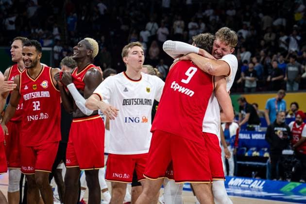 Sport Bilder des Tages Basketball Manila Pasay 08.09.2023 FIBA Basketball World Cup 2023 Weltmeisterschaft der Männer Halbfinale Vereinigte Staaten von Amerika (USA) - Deutschland (GER) Deutschland gewinnt mit 113 - 111 und zieht ins Finale der WM ein Jubel nach dem Spiel Johannes Voigtmann (Deutschland, No.07) Johannes Thiemann (Deutschland, No.32) Isaac Bonga (Deutschland, No.00) Justus Hollatz (Deutschland, No.21) Franz Wagner (Deutschland, No.09) Moritz Wagner (Deutschland, No.13) Brüder vlnr.