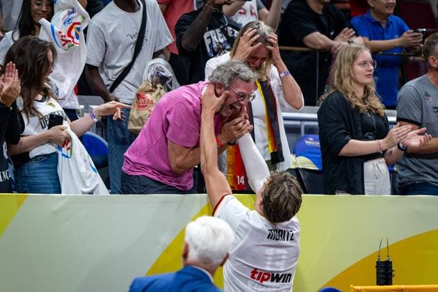 Sport Bilder des Tages Basketball Manila Pasay 08.09.2023 FIBA Basketball World Cup 2023 Weltmeisterschaft der Männer Halbfinale Vereinigte Staaten von Amerika (USA) - Deutschland (GER) Deutschland gewinnt mit 113 - 111 und zieht ins Finale der WM ein Jubel nach dem Spiel Moritz Wagners (Deutschland, No.13) Eltern Axel Schulz und Beate Wagner