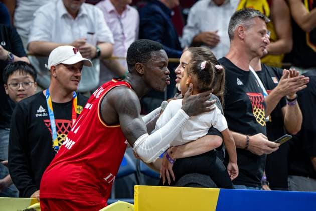 Basketball Manila Pasay 08.09.2023 FIBA Basketball World Cup 2023 Weltmeisterschaft der Männer Halbfinale Vereinigte Staaten von Amerika (USA) - Deutschland (GER) Deutschland gewinnt mit 113 - 111 und zieht ins Finale der WM ein Jubel nach dem Spiel Dennis Schröder Schroeder (Deutschland, No.17) Schröder Schroder mit Ehefrau Ellen Schröder und Tochter Imalia Aaliyah
