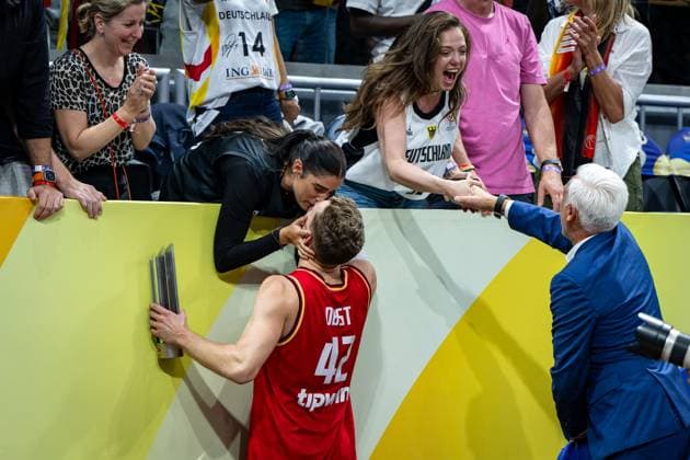 Sport Bilder des Tages Basketball Manila Pasay 08.09.2023 FIBA Basketball World Cup 2023 Weltmeisterschaft der Männer Halbfinale Vereinigte Staaten von Amerika (USA) - Deutschland (GER) Deutschland gewinnt mit 113 - 111 und zieht ins Finale der WM ein Jubel nach dem Spiel Andreas Obsts (Deutschland, No.42) Freundin Ines Kuss