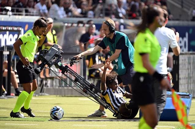 Bilder des Jahres 2023, Sport 09 September Sport Themen der Woche KW36 09.09.2023, xjhx, Fussball Champions League Quali Finale, Eintracht Frankfurt - Juventus Turin emspor, v.l. Lineth Beerensteyn (Juventus Turin Frauen), unfall tv kamera (DFL DFB REGULATIONS PROHIBIT ANY USE OF PHOTOGRAPHS as IMAGE SEQUENCES and or QUASI-VIDEO) Frankfurt am Main *** 09 09 2023, xjhx, football Champions League Quali final, Eintracht Frankfurt Juventus Turin emspor, v l Lineth Beerensteyn Juventus Turin women , accident tv camera DFL DFB REGULATES PROHIBIT ANY USE OF PHOTOGRAPHS as IMAGE SEQUENCES and or QUASI VIDEO Frankfurt am Main