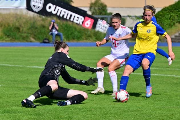 Julia Schoepfel (SFC Stern 1900, 01) im Tor haelt, Martyna Wiankowska (1.FC Koeln 26), Sina Gierig (SFC Stern 1900, 08) GER, SFC Stern 1900 vs. 1. FC Koeln, Frauenfussball, DFB Pokal Frauen, 2. Runde, 2023 2024, 09.09.2023. (DFL REGULATIONS PROHIBIT ANY USE OF PHOTOGRAPHS AS IMAGE SEQUENCES AND OR QUASI - VIDEO). GER, SFC Stern 1900 vs. 1. FC Koeln, Frauenfussball, DFB Pokal Frauen, 2. Runde, 2023 2024, 09.09.2023. Berlin Copyright: xEibner-Pressefotox xClaudiusxRauchx EP_CRH