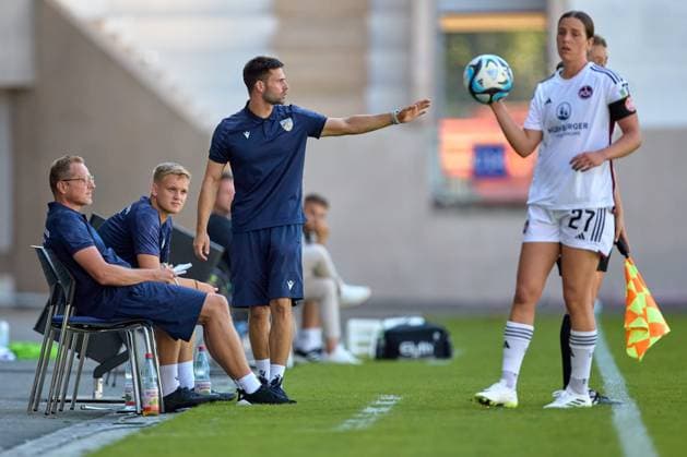 09.09.2023, GER, Frauenfußball, DFB Pokal, 2. Runde, 2023 2024, FC Carl-Zeiss Jena - FC Nürnberg Florian Kästner (Chef-Trainer, FC Carl Zeiss Jena), coacht an der Seitenlinie Jena ad hoc arena, Ernst-Abbe-Sportfe Thüringen Deutschland
