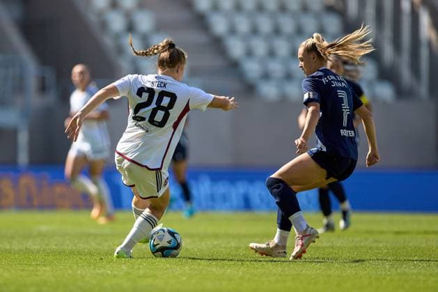 09.09.2023, GER, Frauenfußball, DFB Pokal, 2. Runde, 2023 2024, FC Carl-Zeiss Jena - FC Nürnberg Madeleine Streck (28, FC Nürnberg, li.), Melina Reuter (7, FC Carl Zeiss Jena), Freisteller, Aktion, Zweikampf um Ball Jena ad hoc arena, Ernst-Abbe-Sportfe Thüringen Deutschland