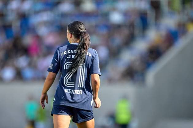 09.09.2023, GER, Frauenfußball, DFB Pokal, 2. Runde, 2023 2024, FC Carl-Zeiss Jena - FC Nürnberg Anika Metzner (21, FC Carl Zeiss Jena), Rückansicht, vor Tribüne Jena ad hoc arena, Ernst-Abbe-Sportfe Thüringen Deutschland